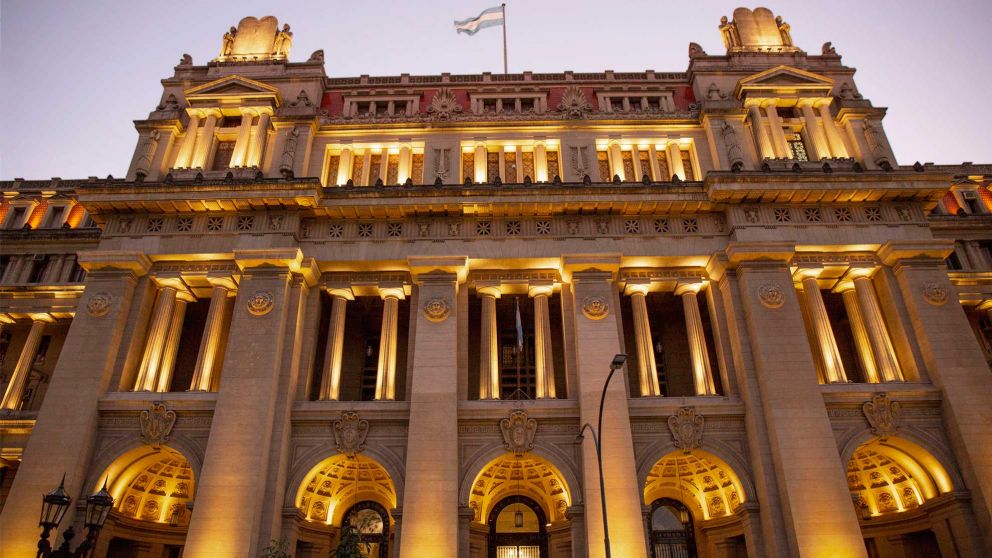 Los magistrados dispusieron la suspensi�n de la Ley 27.606 