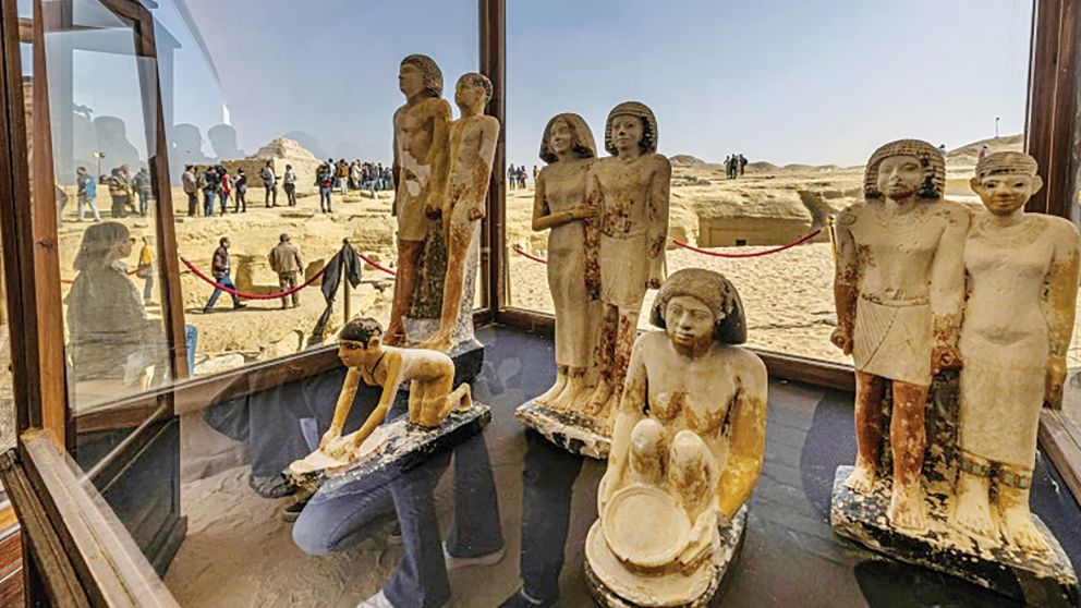 En las tumbas se encontraron varias estatuas y piezas de cerámica