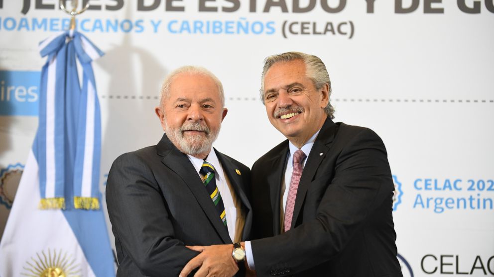 Alberto Fernández y Lula da Silva se saludan en la Cumbre de la CELAC en Buenos Aires