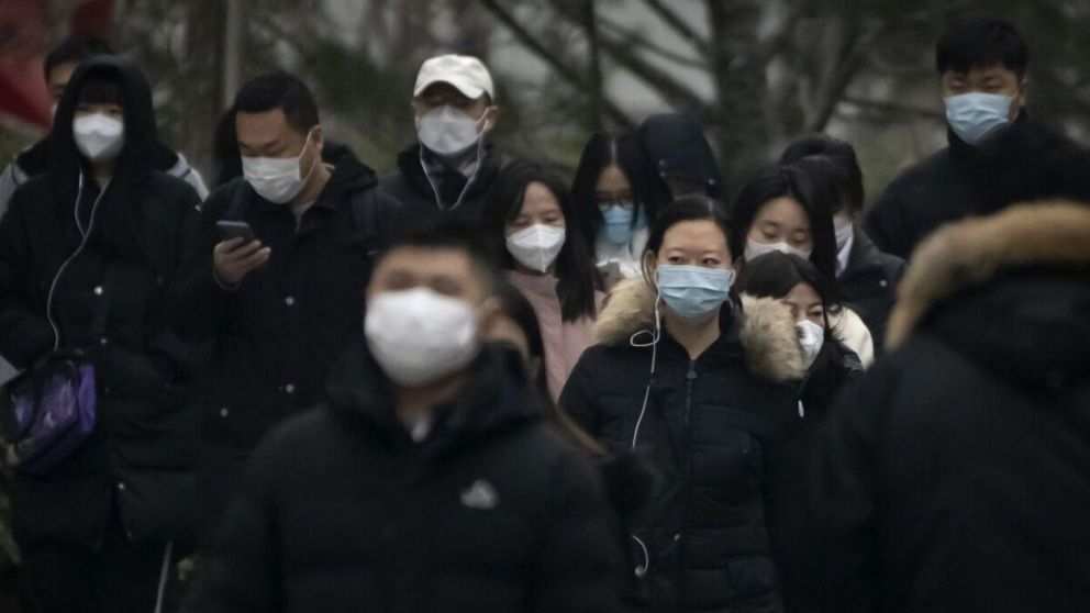 Tres años de estrictos controles y un sinfín de protestas quedaron en el pasado y China padece un nuevo brote