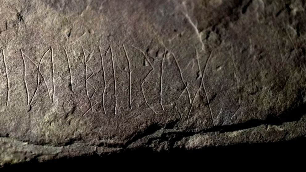 Hallaron la piedra rúnica más antigua del mundo en Noruega