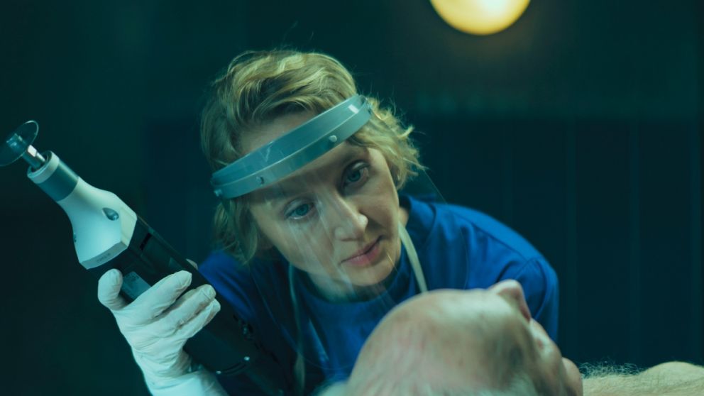 Anna Maria Mühe dota a su personaje de frialdad e intensidad en partes iguales. (Foto: Netflix)