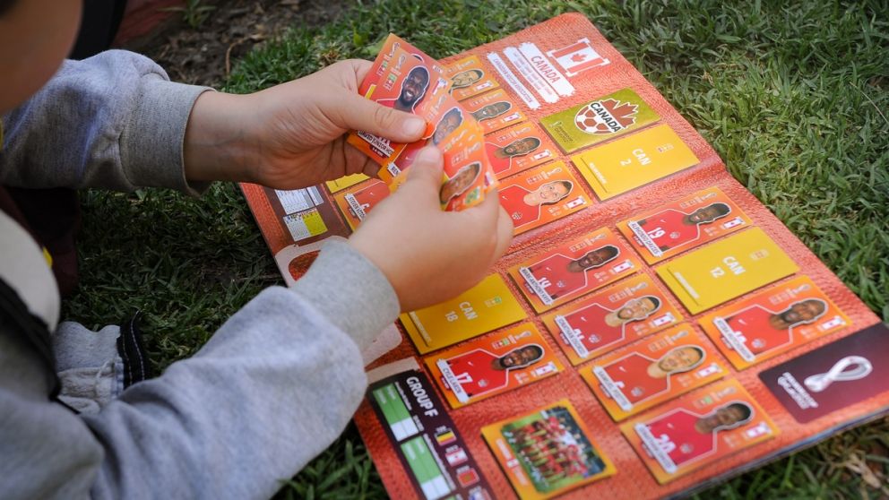 El negocio de apostar a las figuritas del álbum que hará historia