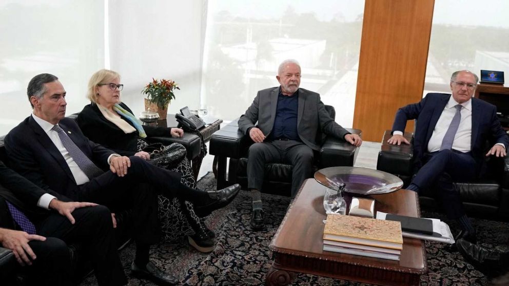 Lula y los titulares del Congreso y de la corte suprema de Brasil condenaron en una declaración conjunta, "los actos terroristas" del domingo