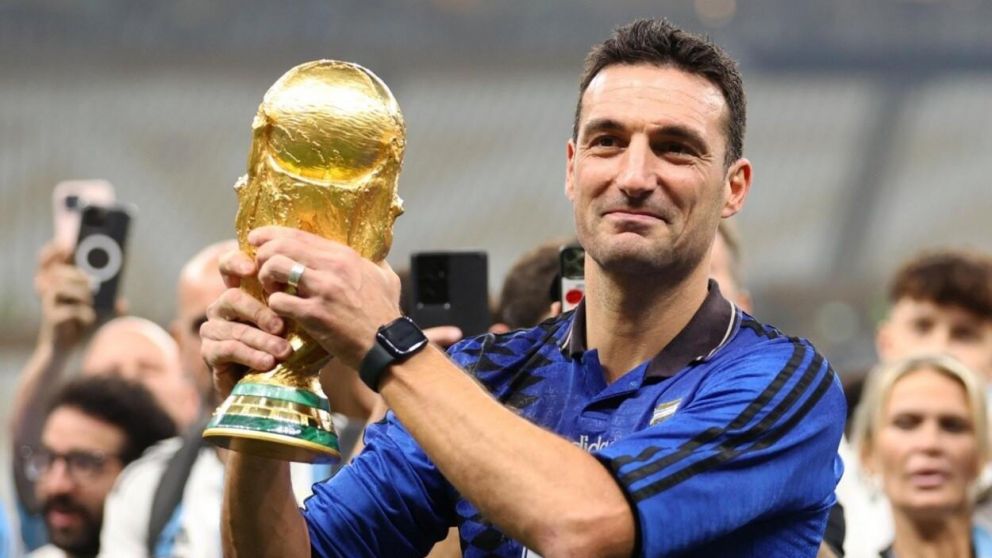 La Finalísima, el invicto de partidos y Qatar 2022 le permitió a Scaloni quedarse con el premio de la IFFHS