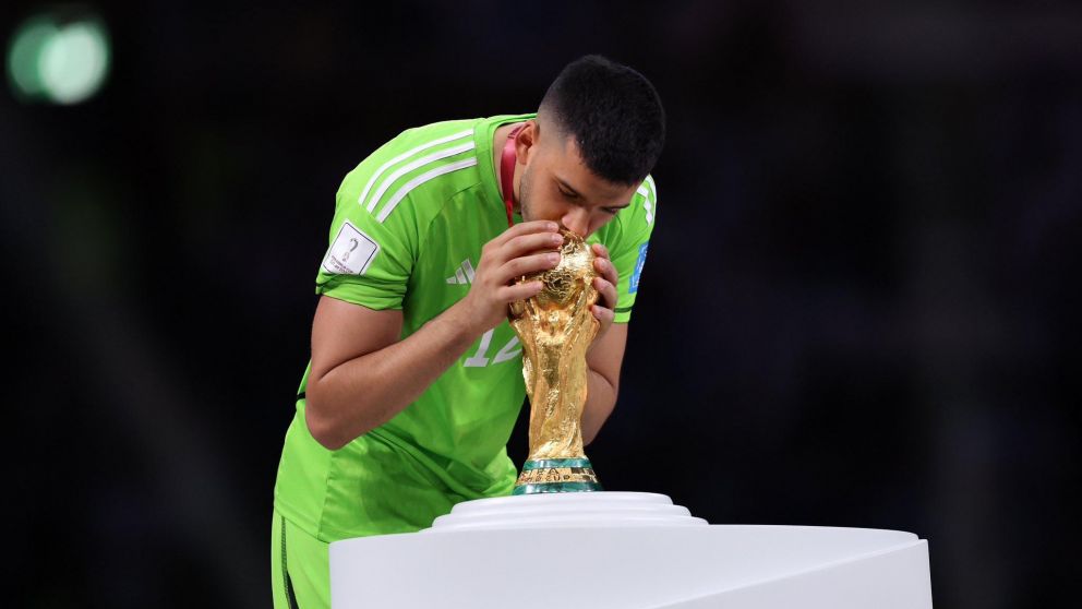 Rulli y el beso a la Copa del Mundo en Qatar 2022