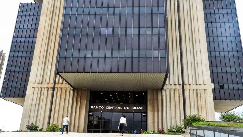 La tasa de referencia Selic alcanzar� el 12,25% en diciembre, frente a una estimaci�n anterior del 12%