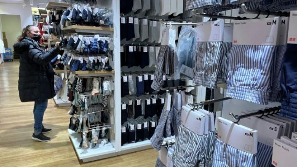  Las mayores tasas de inter�s disuadieron a la gente de�gastar demasiado