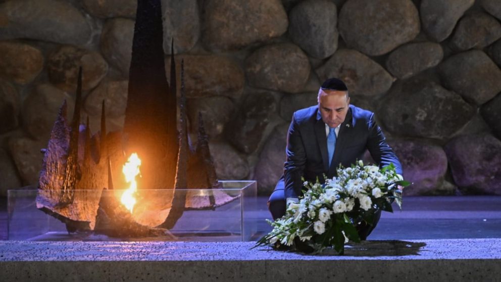Manzur en el Museo Yad Vashem, en la ceremonia de los judíos asesinados en el Holocausto