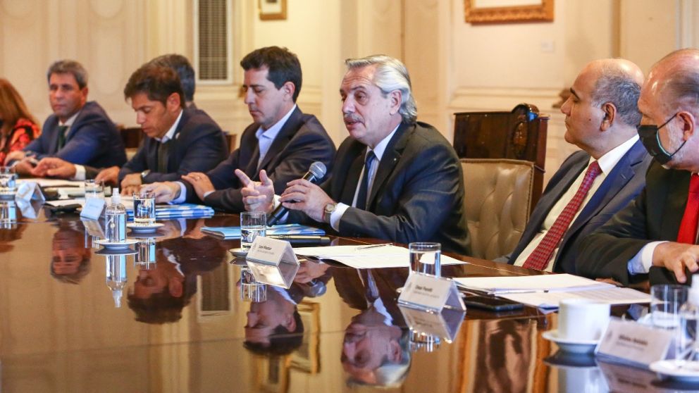 Con aval de gobernadores, Alberto enfrenta a la Corte
