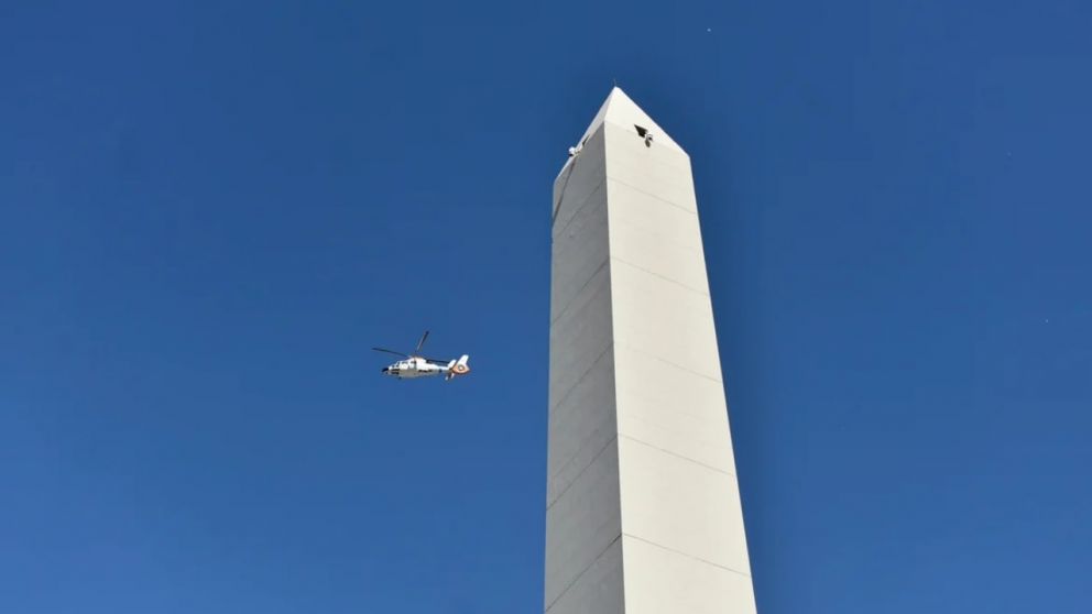 El helicóptero en el que el equipo sobrevoló la Ciudad es de la Policía Federal