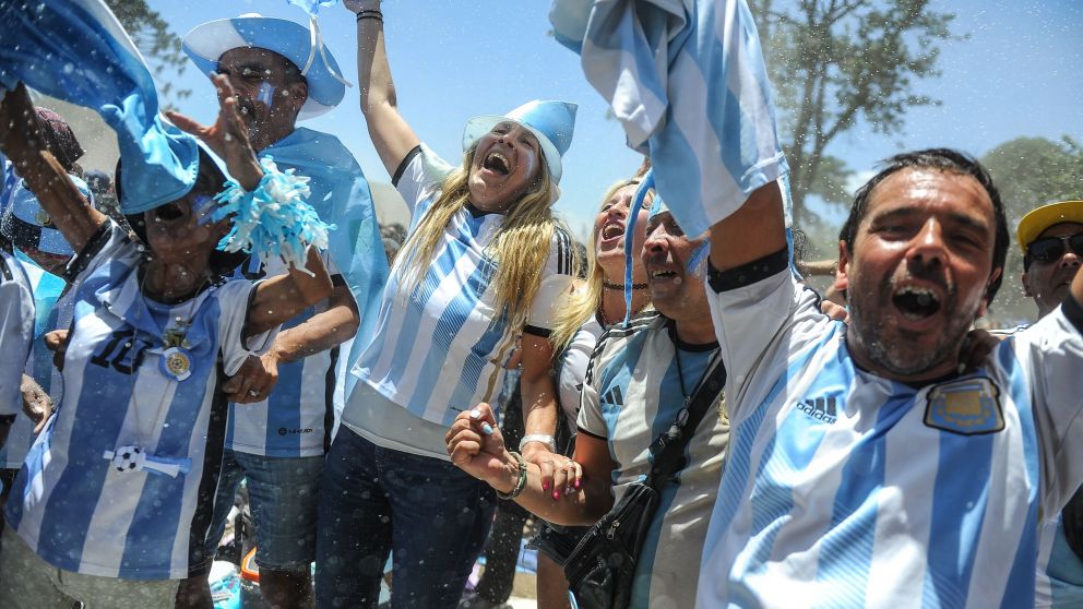 Los colores celeste y blanco no faltaron en los festejos. Foto de Agencia Telám