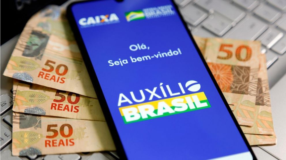 El plan Auxilio Brasil (antes llamado Bolsa Familia), otorga una asistencia de 600 reales (114 dólares) para las familias más necesitadas