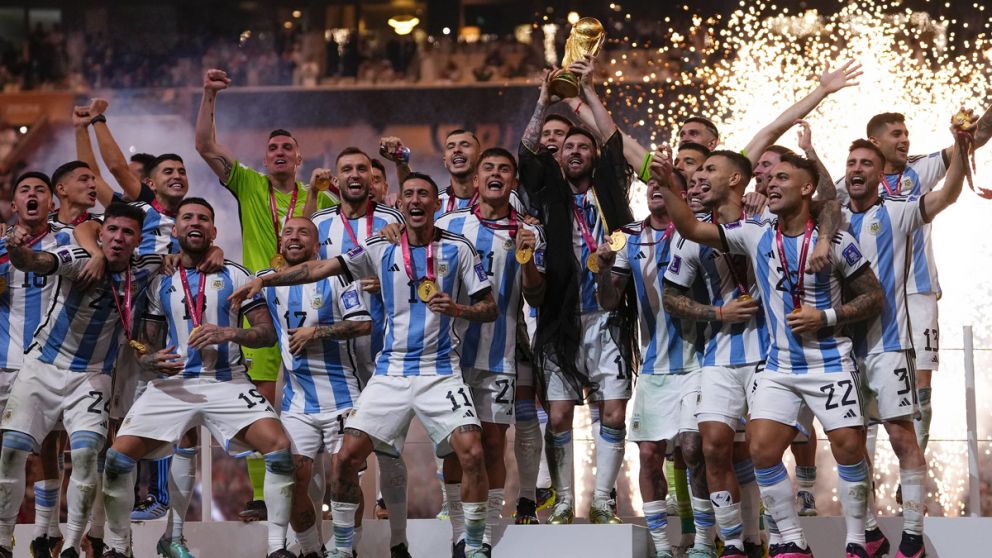 Alberto y Cristina celebraron el campeonato mundial obtenido hoy por la Selección nacional en Qatar.