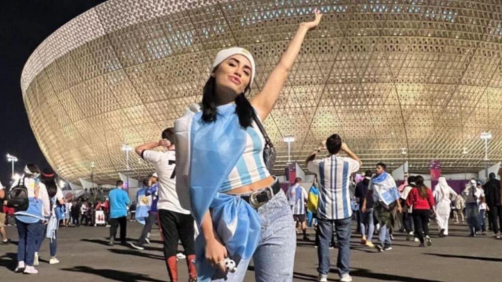 "Justo llegamos para la prueba de sonido, el Himno Nacional será entonado por Lali", confirmó un periodista desde Doha