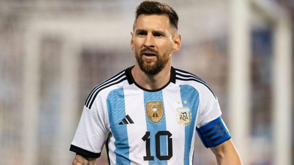 Messi, el futbolista que más veces portó la cinta nacional en mundiales