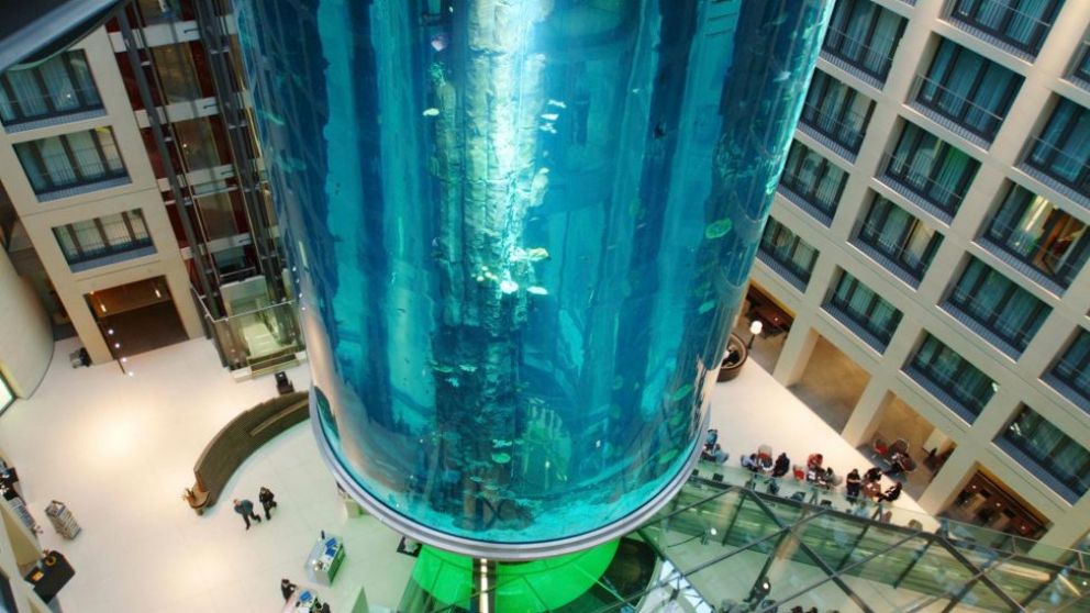 Así era AquaDom, la pecera cilíndrica más grande del mundo