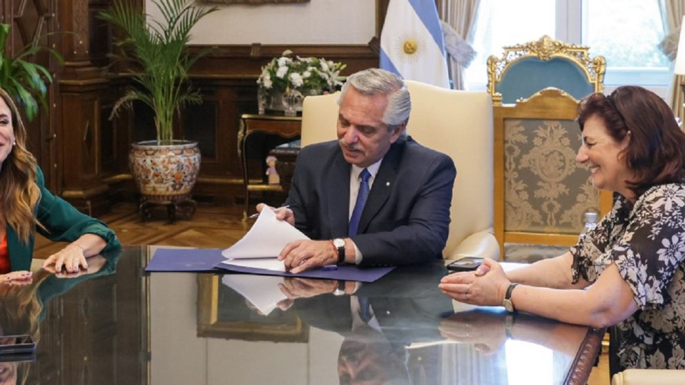 Las ministras de Desarrollo Social y Trabajo junto al Presidente, antes del anuncio