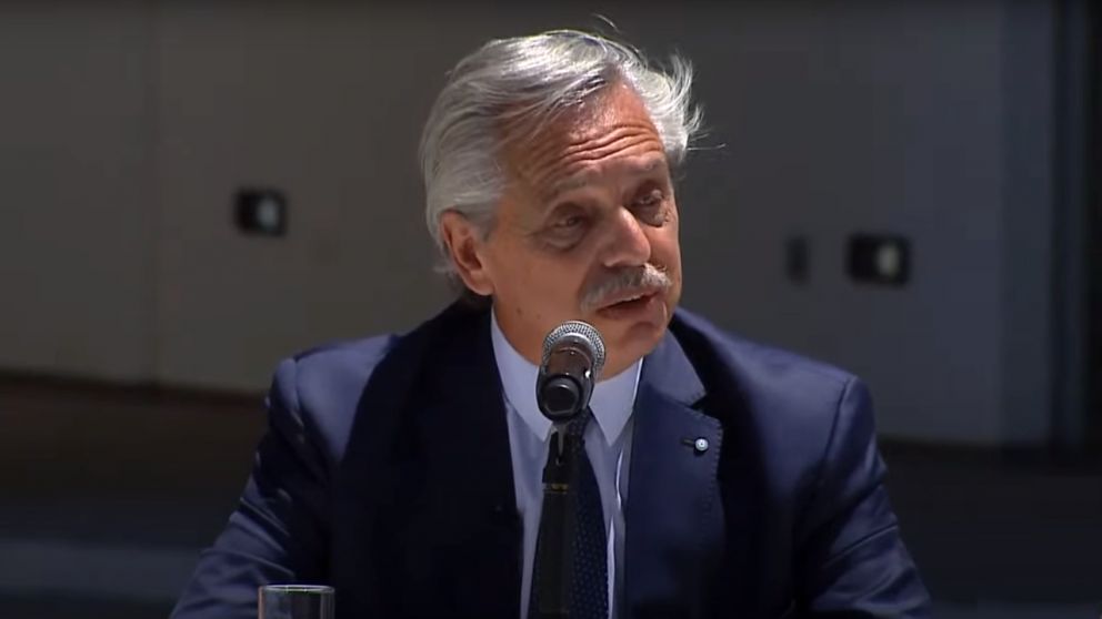 En La Plata, Alberto dijo que la selección nacional "nos está enseñando que se gana en conjunto".