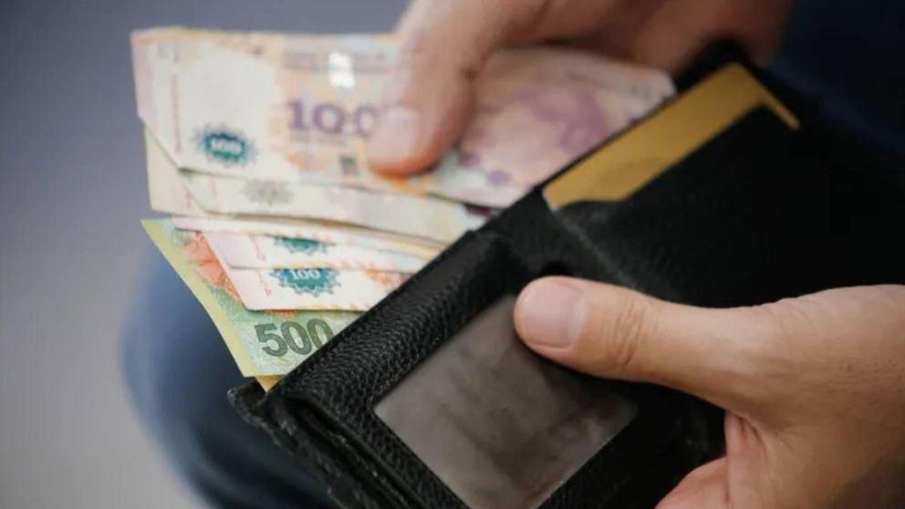 Los salarios pierden contra la inflación y le ganan al dólar: el impacto en importaciones