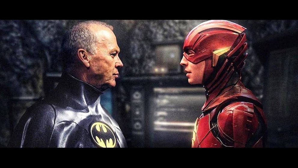 Michael Keaton y Ezra MIller en The Flash