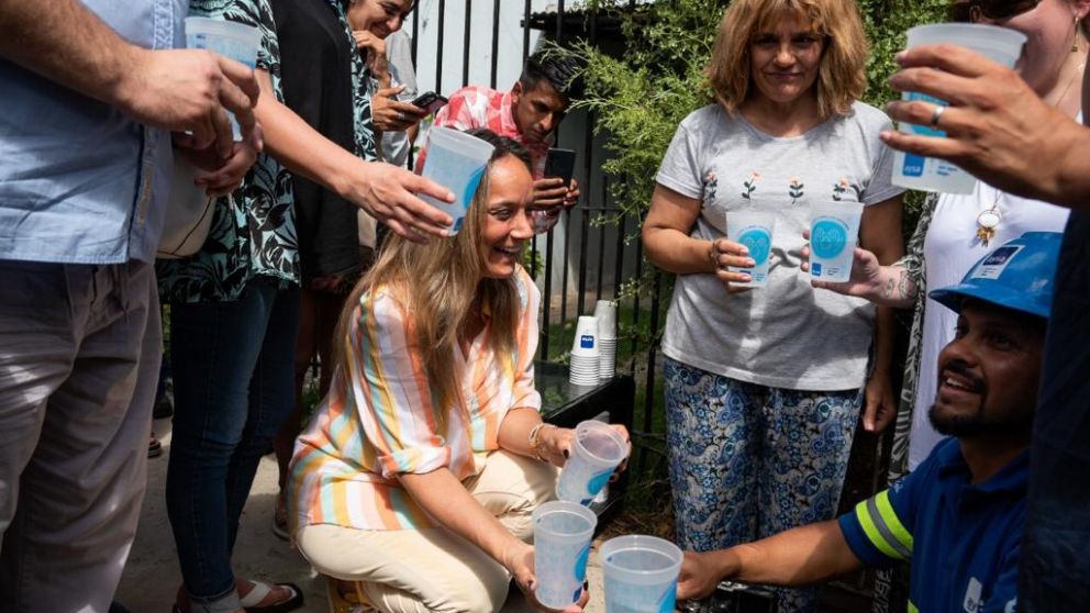 Malena Galmarini y Jaime Méndez habilitaron una nueva red de agua potable en el Barrio Mitre de San Miguel
