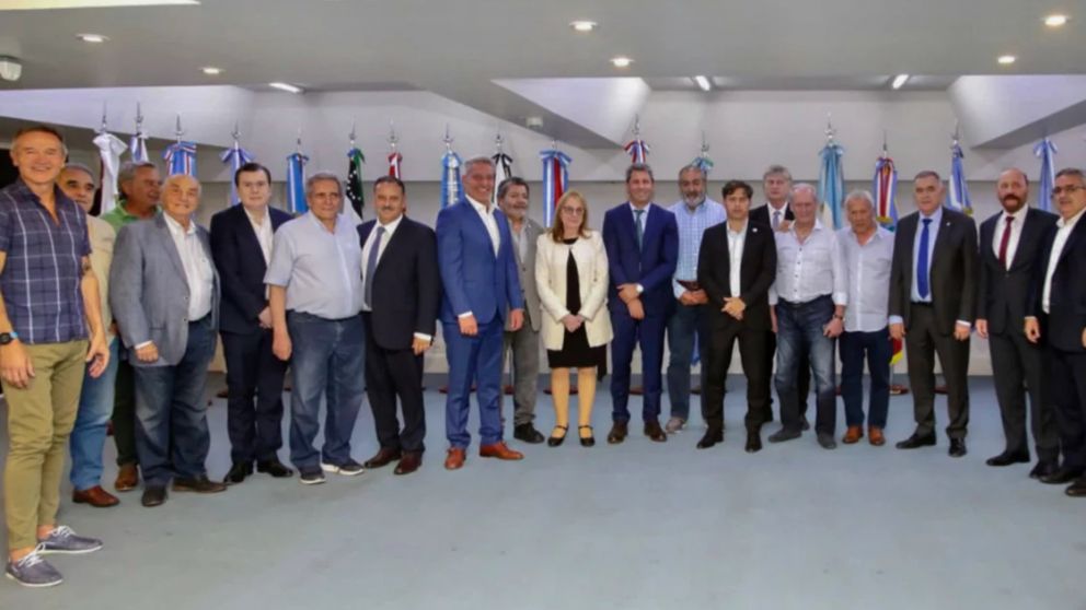 Gobernadores y sindicalistas decidieron crear una mesa política que tienda a "reordenar al peronismo".