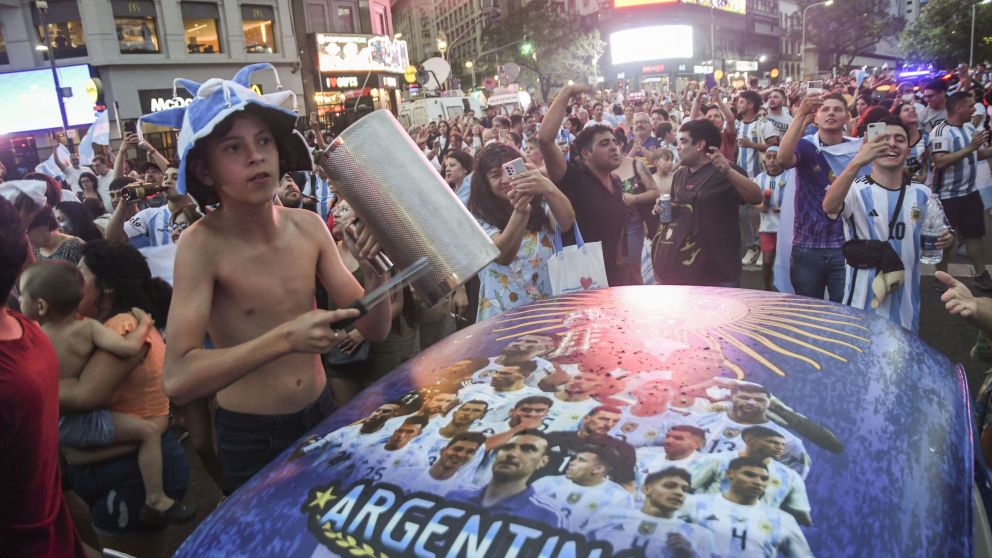La lluvia no detuvo a los fanáticos argentinos