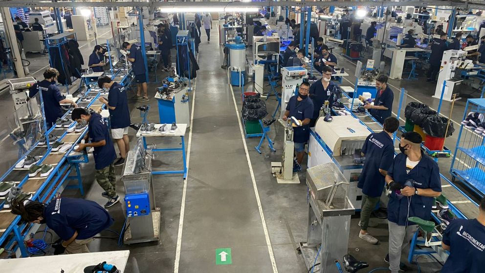 Fabricante de calzado deportivo crece e invierte