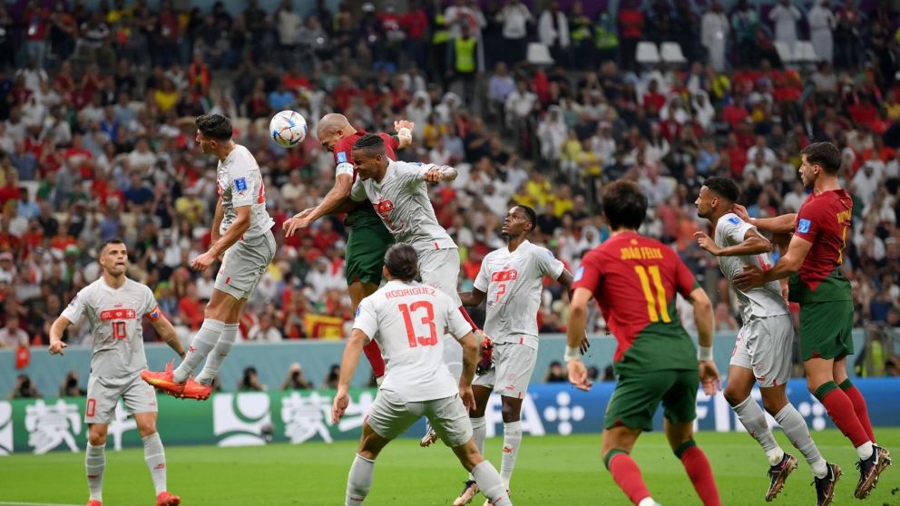 Un salto espléndido y un cabezazo imposible de parar por el arquero suizo