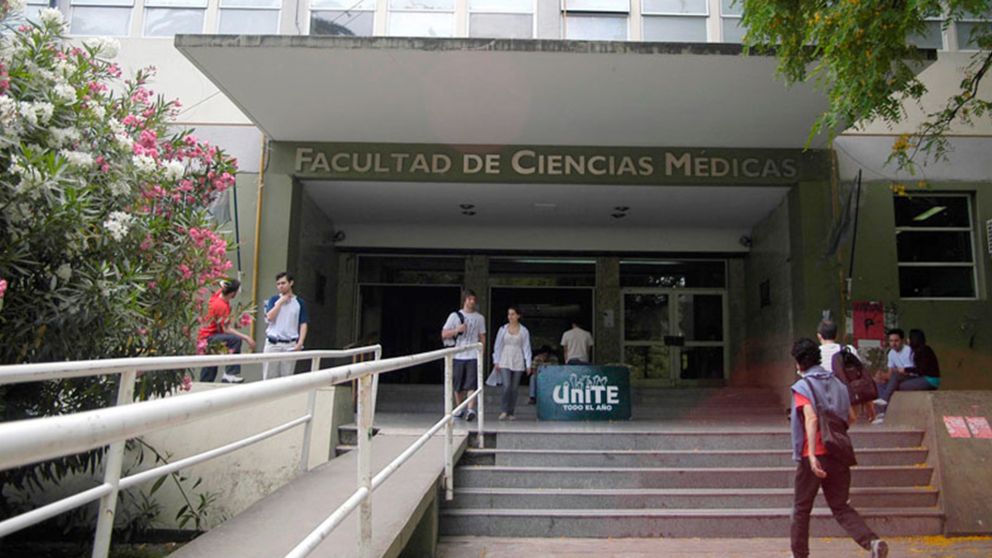 Graduados de Medicina de La Plata entregan legajos de sus compañeros desaparecidos