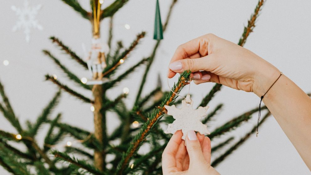 Armar el árbol de Navidad: precios, ritos y tendencias