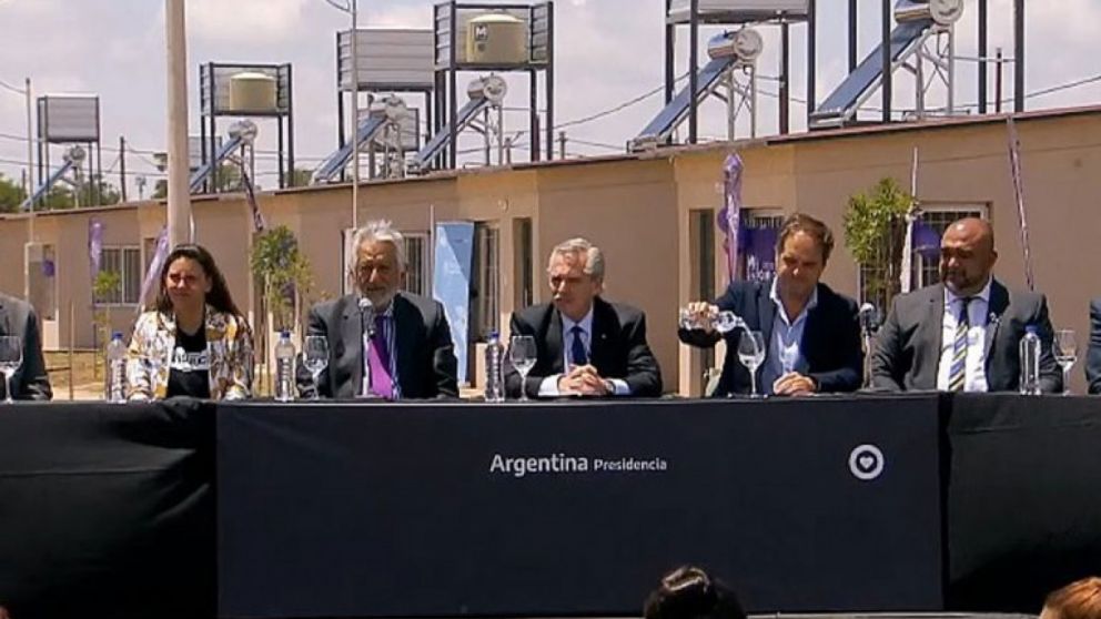 El Presidente entregó la vivienda 70 mil y aseguró que a las familias no les pregunta su pertenencia política.