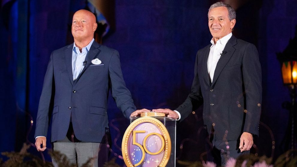 Bob Chapek (el CEO que parte) y Bob Iger (el CEO que regresa)