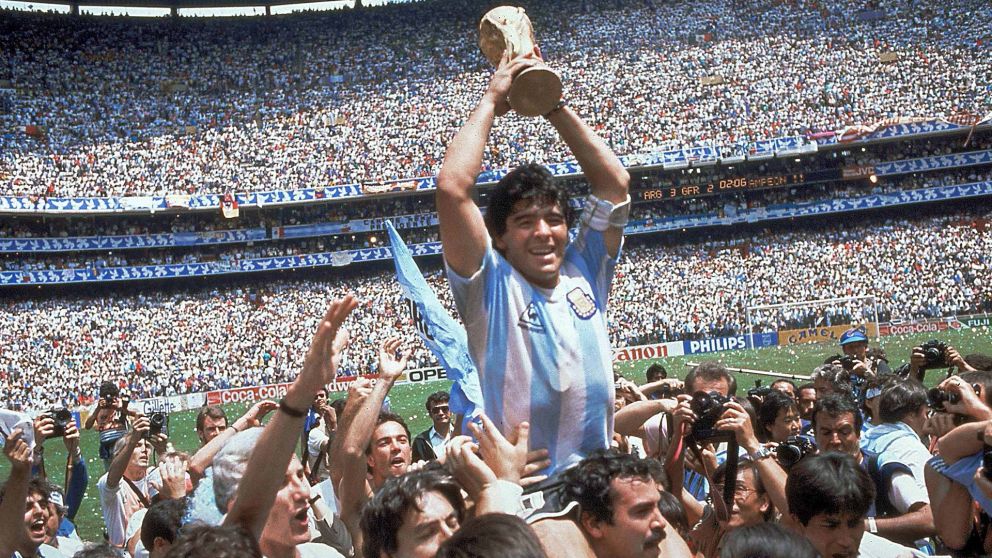 En su momento, Diego Maradona acept� el pedido y le mand� un saludo a Isabel II