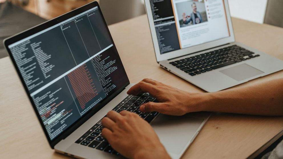 Programar permite llevar a cabo el desarrollo de videojuegos, aplicaciones, webs, entre otra cuestiones