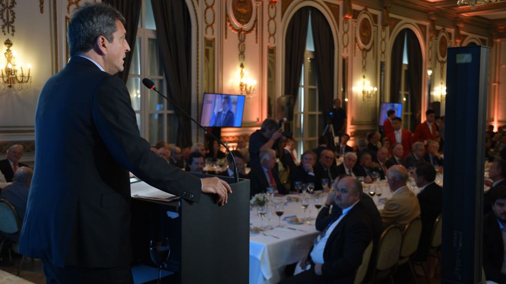 Massa ante el círculo rojo: pedido por un acuerdo y advertencia sobre una devaluación