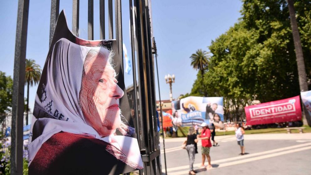 Las cenizas de Hebe de Bonafini ya descansan a los pies de la Pirámide de Mayo.