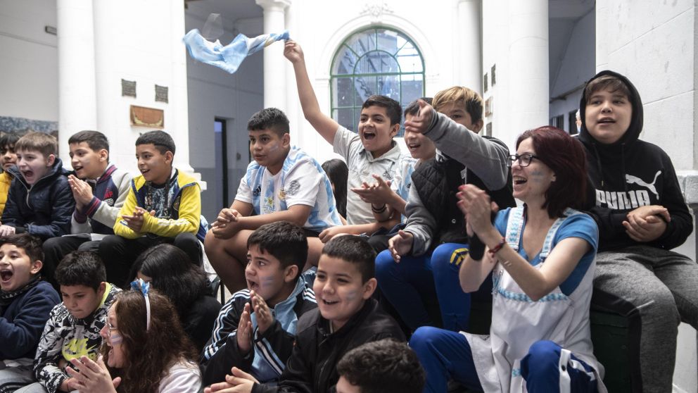 Los chicos, junto a sus maestras, atentos al Mundial
