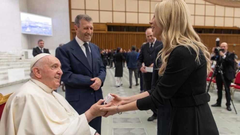 El Papa Francisco se reunió con Fabiola Yañez en Roma.