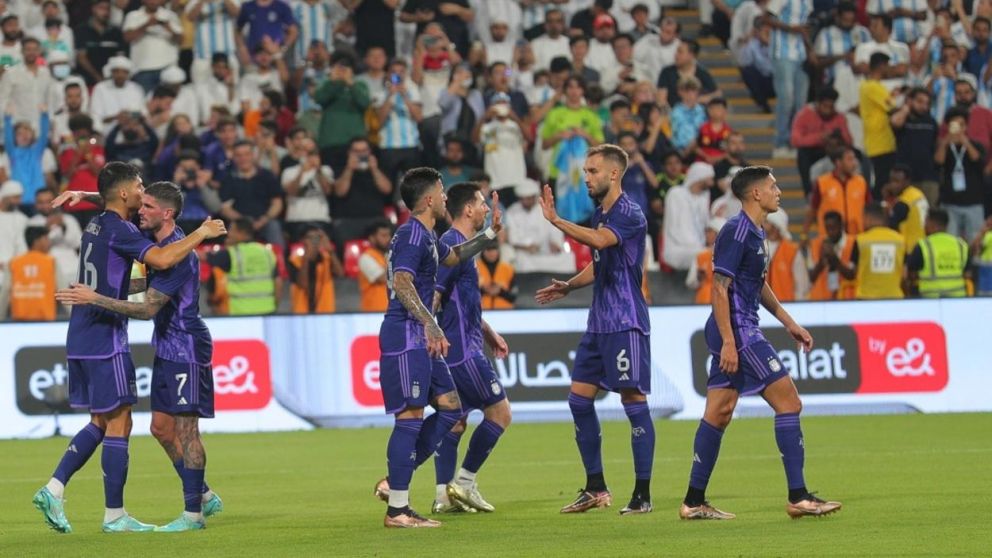 Messi y compañía celebran uno de los cinco goles antes Emiratos Árabes