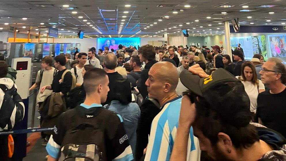 A una semana del debut en el Mundial, Ezeiza se vio colmada por hinchas de la albiceleste