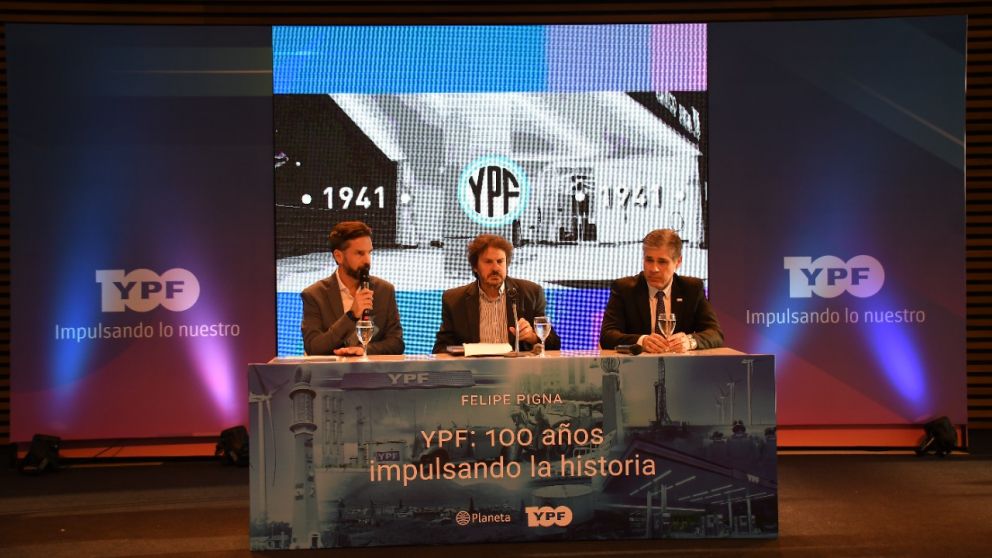Felipe Pigna recopiló los 100 años de historia de YPF