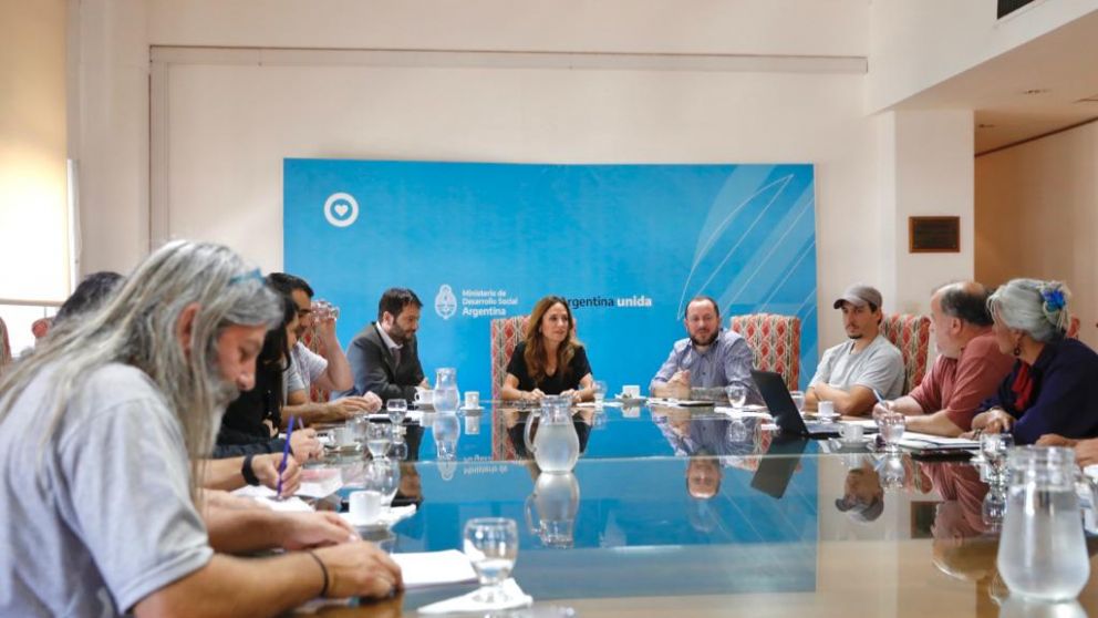 La ministra Tolosa Paz lleg� a un acuerdo con la Unidad Piquetera, la que levant� las medidas de fuerza.