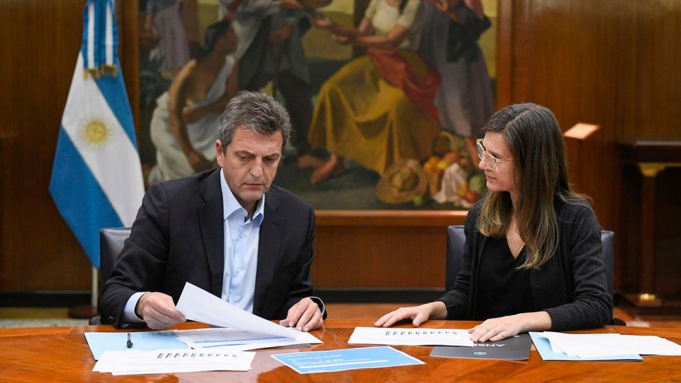 Sergio Massa se reunió con Fernanda Raverta y confirmó el pago de un nuevo bono