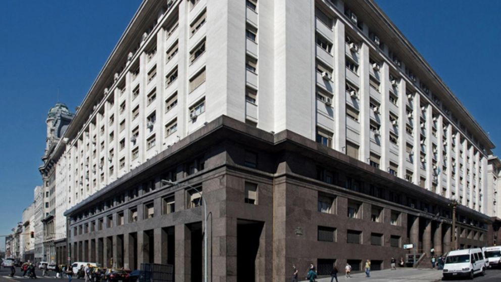 El Gobierno alcanzó superávit fiscal en mayo y cumplió la mitad de la meta anual acordada con el FMI
