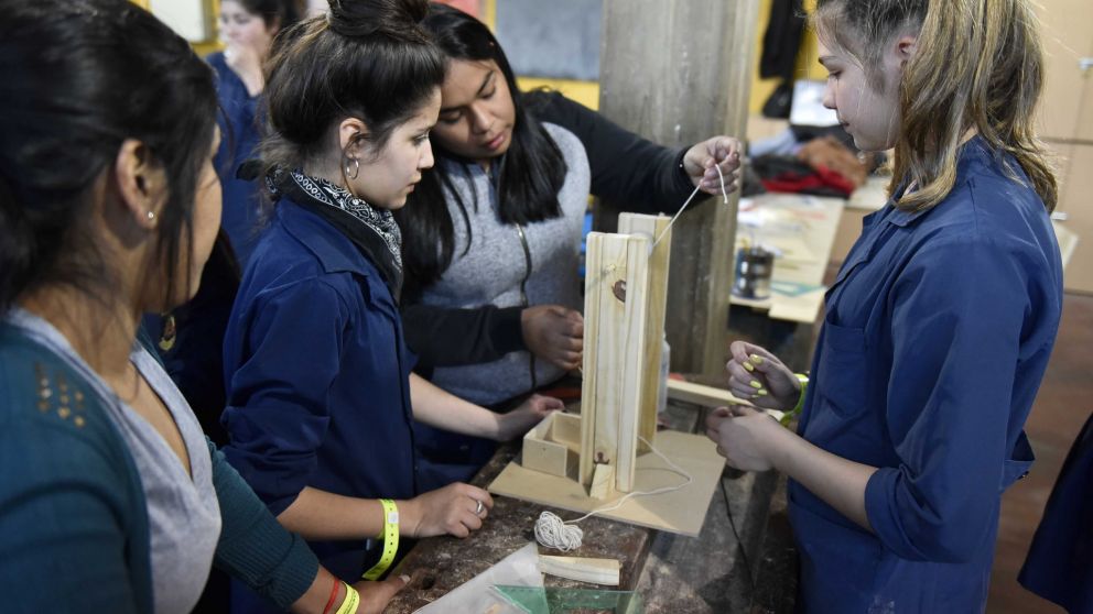 Impulsan modificar la currícula educativa, con un mayor acento en la educación técnica