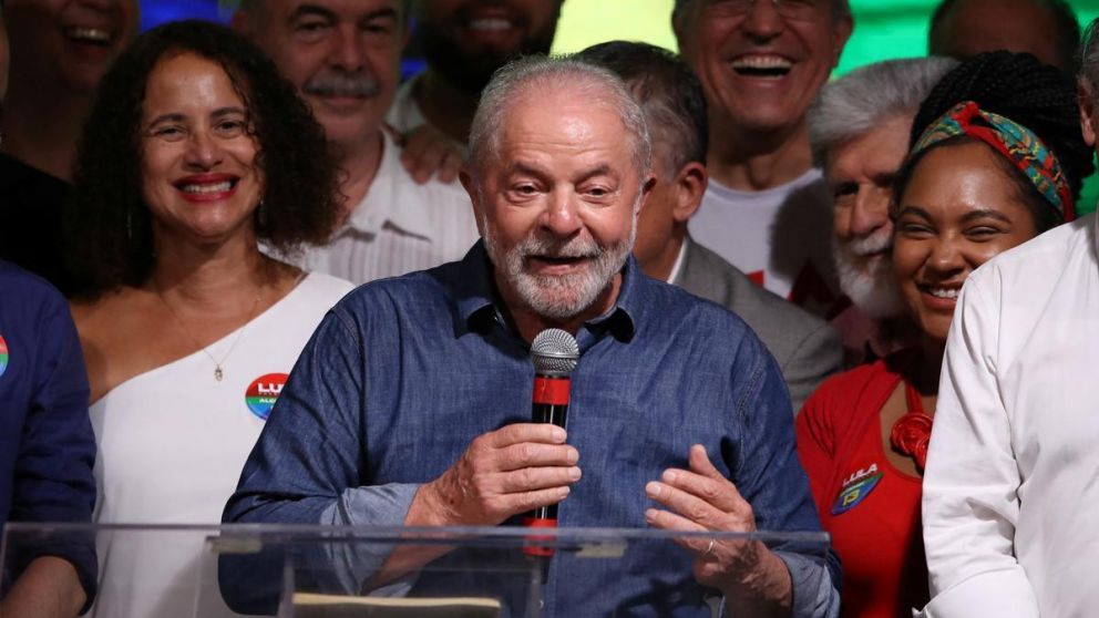 Lula buscará modificar el presupuesto para subir el salario mínimo y mantener los planes sociales