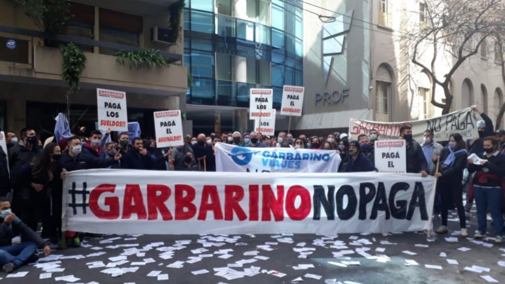 Clientes y trabajadores protestan y acusan a la cadena de estafa, vaciamiento y lock out.
