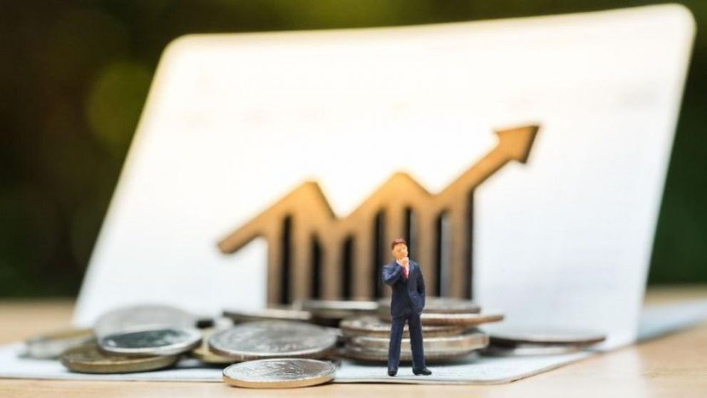 La industria de FCIs a merced de la curva de pesos